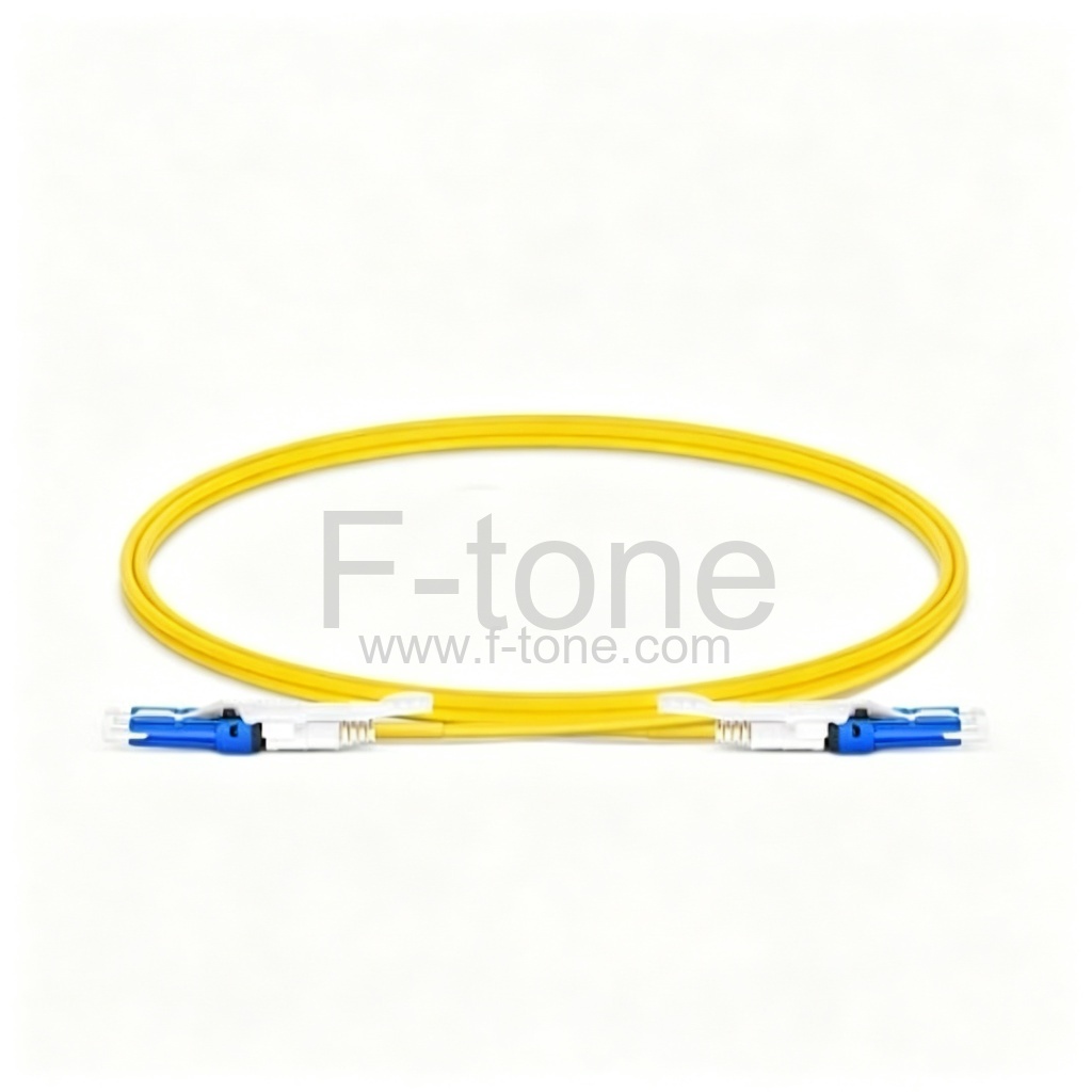 1米 (3ft) CS™ UPC 转 CS™ UPC 双芯 OS2 单模 PVC (OFNR) 2.0mm 光纤跳线，适用于 200/400G 网络