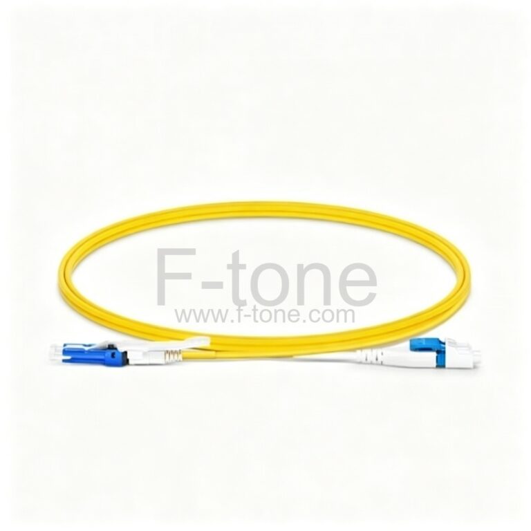 1米 (3ft) CS™ UPC 转 LC UPC 扁平夹 Uniboot 双芯 OS2 单模 PVC (OFNR) 2.0mm 光纤跳线，适用于 200/400G 网络