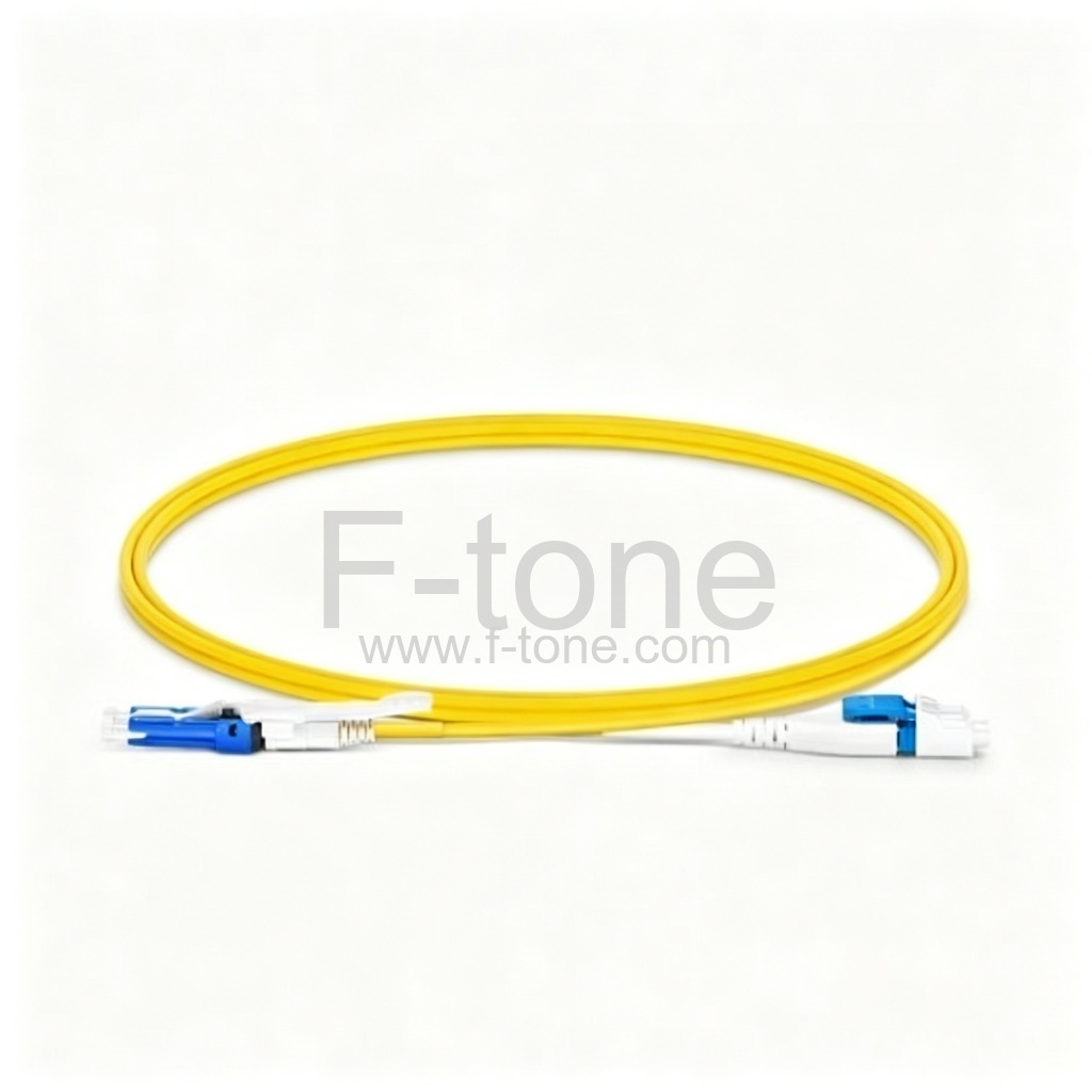 1米 (3ft) CS™ UPC 转 LC UPC 扁平夹 Uniboot 双芯 OS2 单模 PVC (OFNR) 2.0mm 光纤跳线，适用于 200/400G 网络